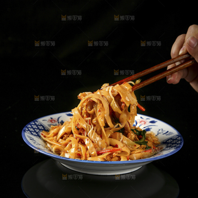木底上的炒河粉