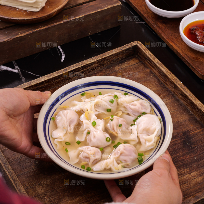 木底上的小金鱼馄饨