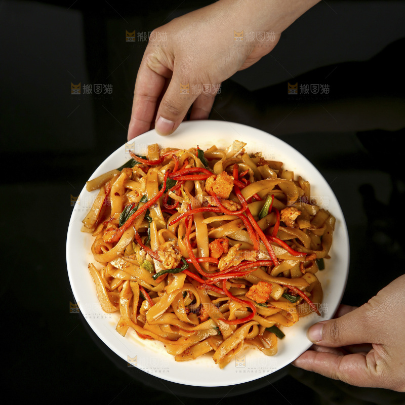 木底上的炒河粉