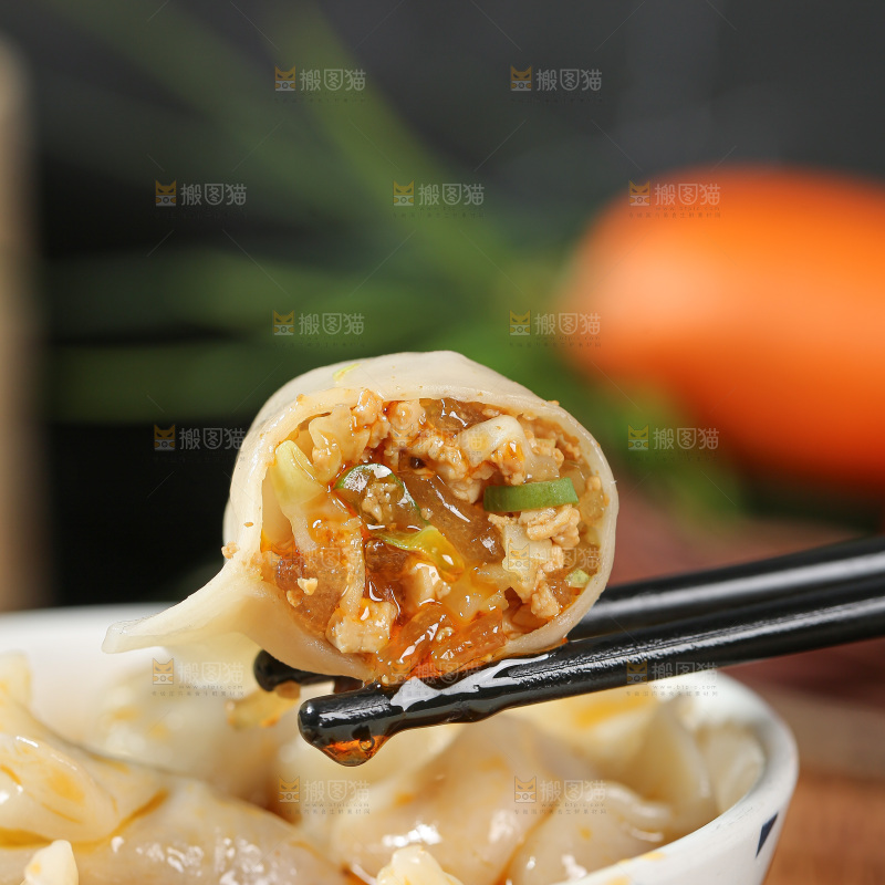 深底上的饺子