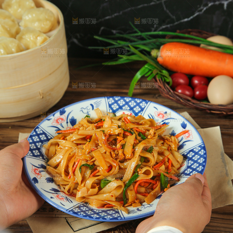 深底上的炒河粉