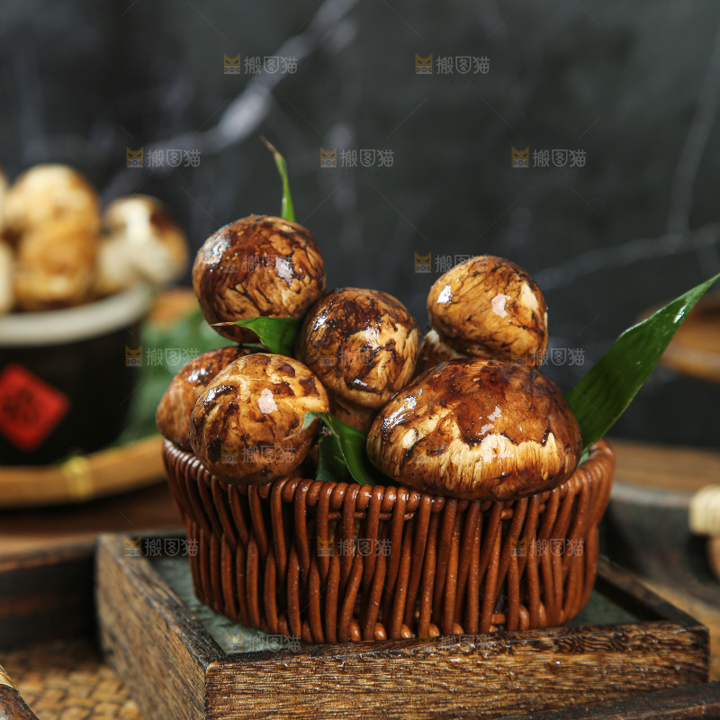 深底上的松茸菇