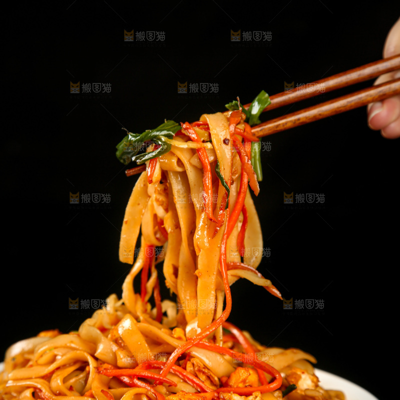 木底上的炒河粉