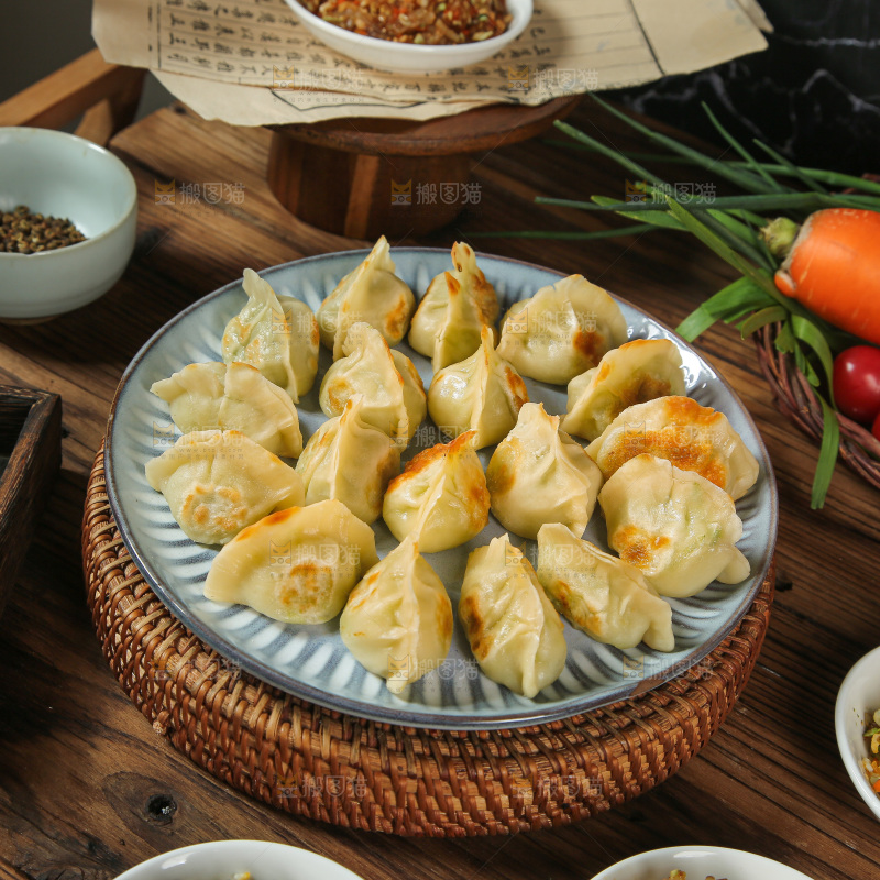 深底上的饺子