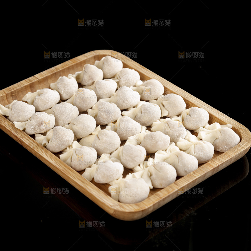 黑玻璃上的小金鱼馄饨
