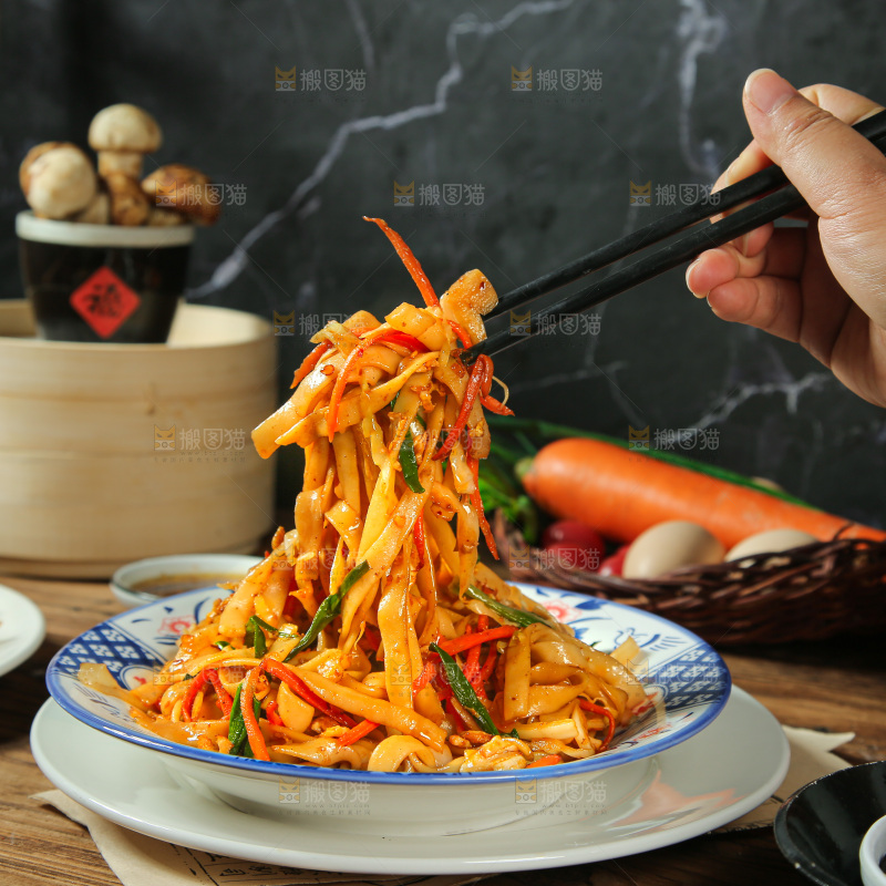 深底上的炒河粉