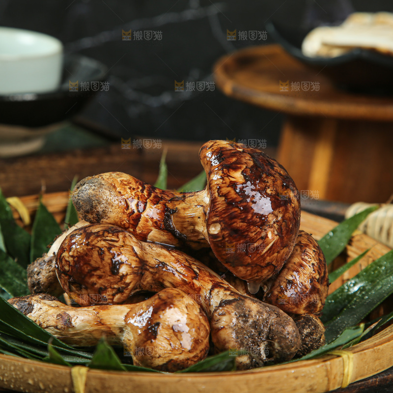 深底上的松茸菇