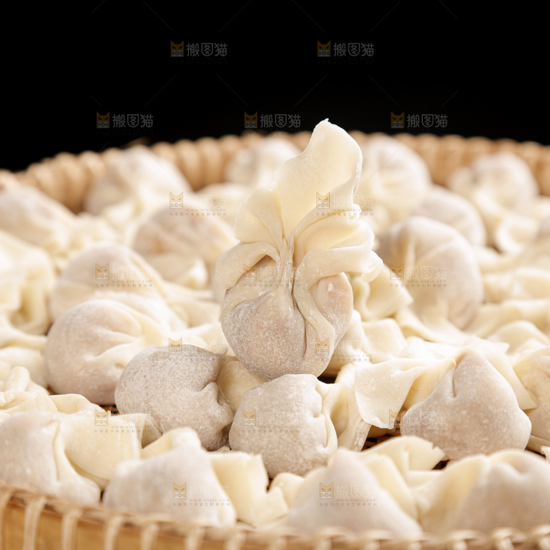 黑玻璃上的小金鱼馄饨