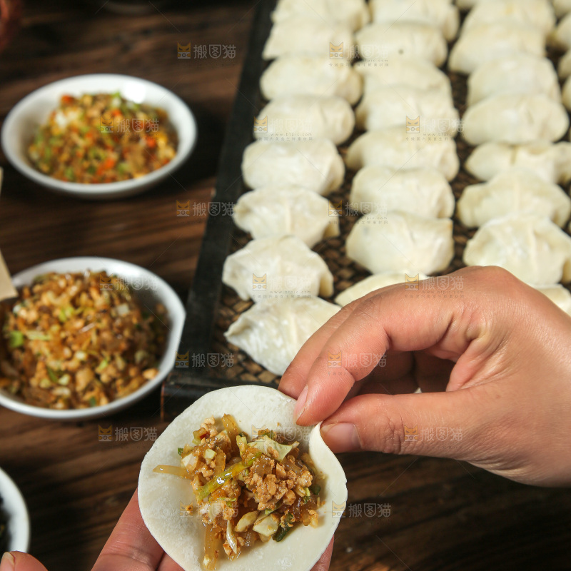深底上的饺子