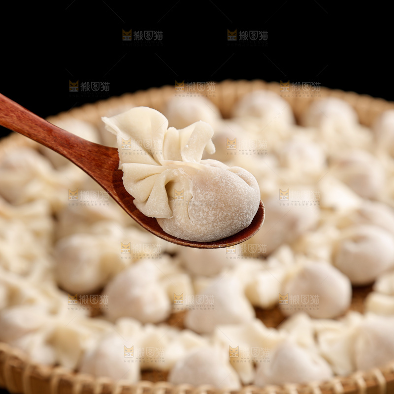 黑玻璃上的小金鱼馄饨