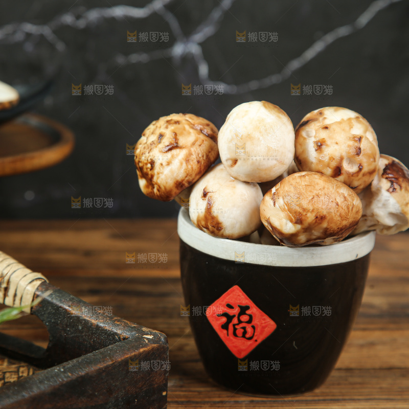 深底上的松茸菇