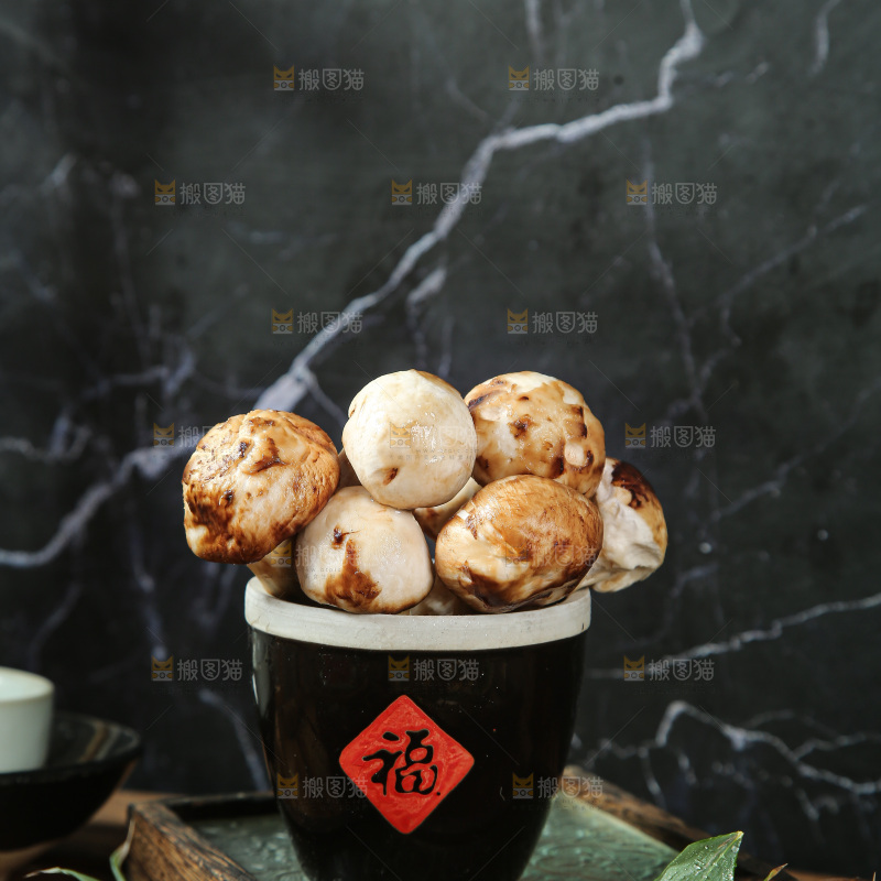 深底上的松茸菇
