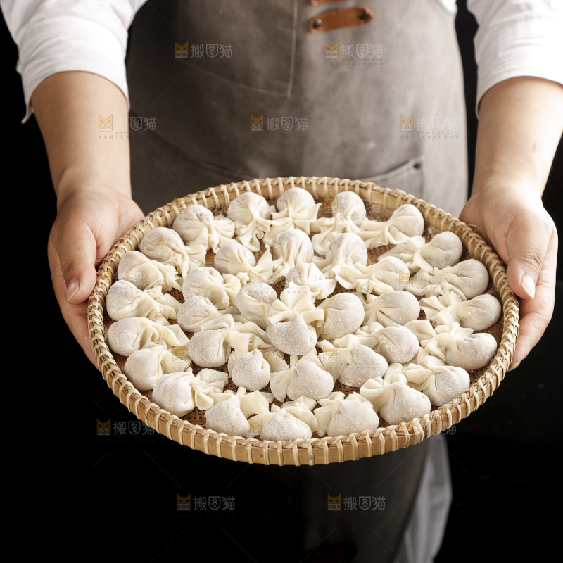 黑玻璃上的小金鱼馄饨