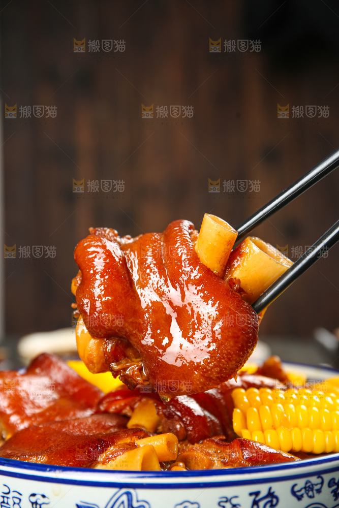 深底上的黄豆玉米猪蹄