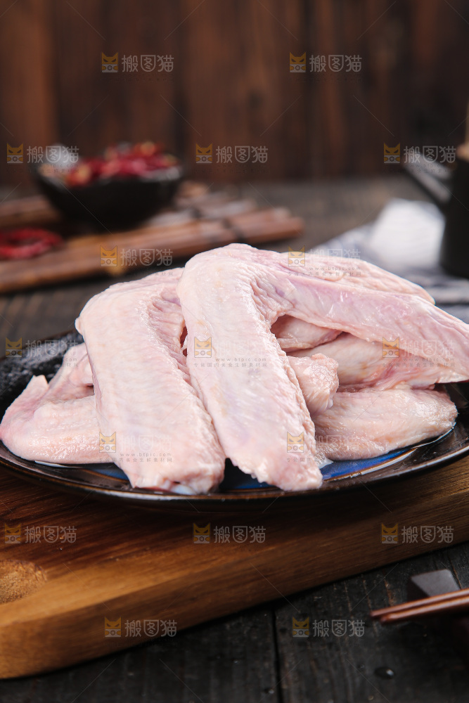 盘里装着生鸭翅