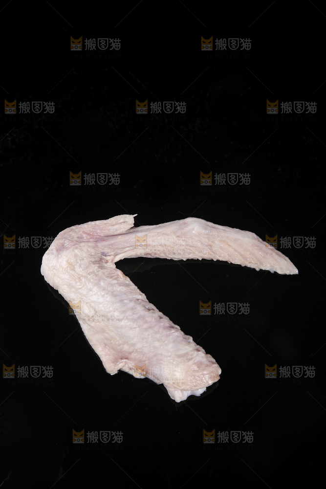黑底上的生鸭翅
