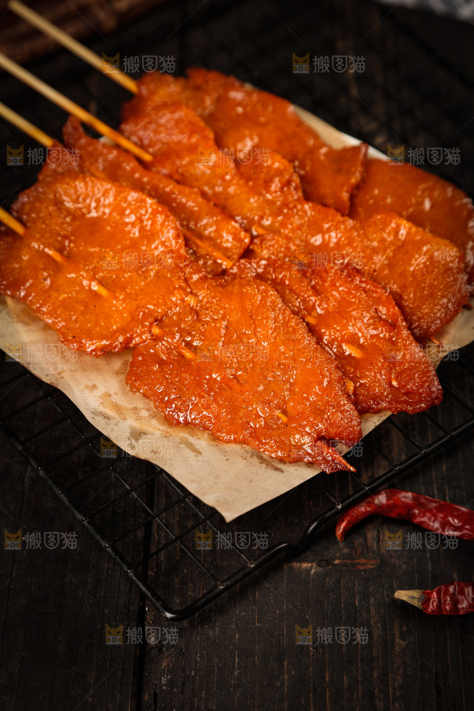 深底上的烤好的里脊肉