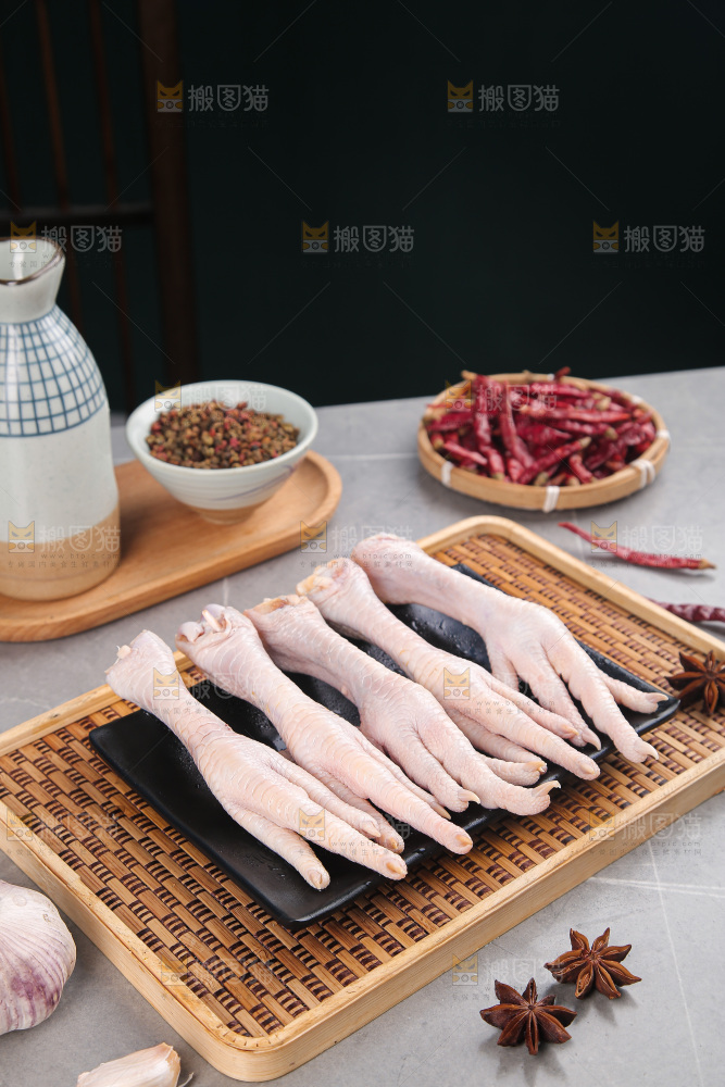 浅底上的生鸡爪