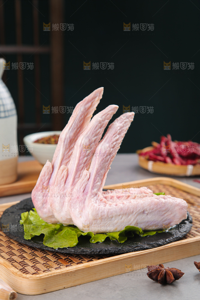 盘里装着生鸭翅
