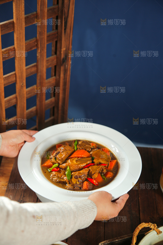 深底上的铁锅炖大鹅
