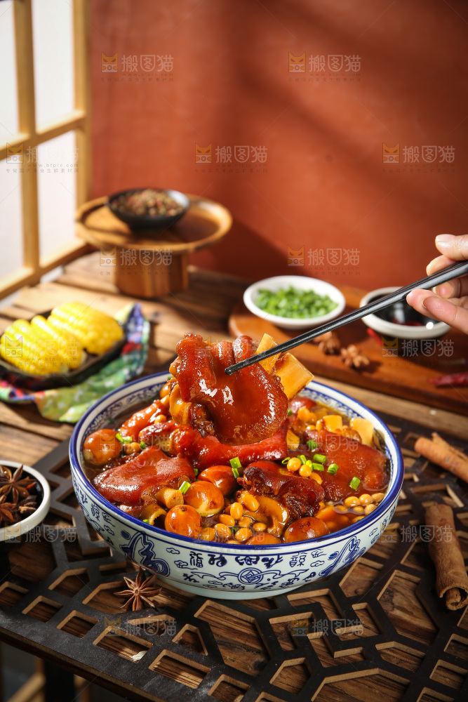 深底上的黄豆玉米猪蹄