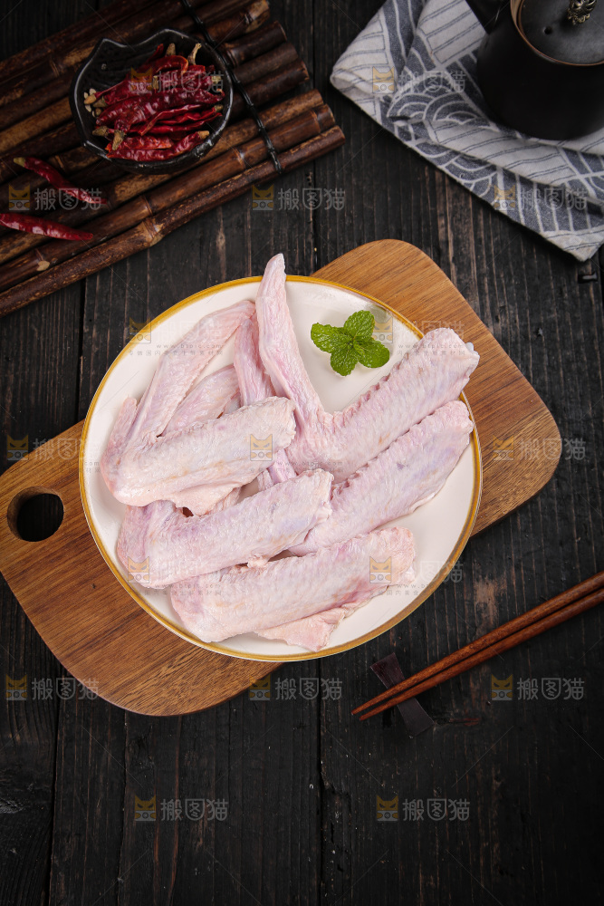 盘里装着生鸭翅