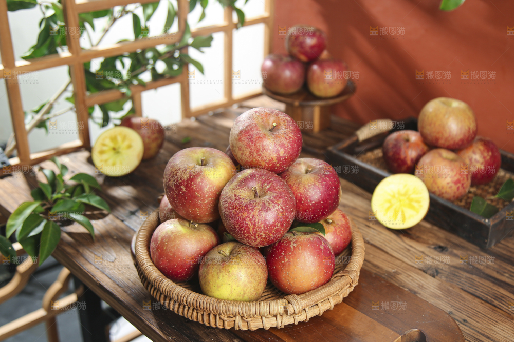 深底上的糖心苹果