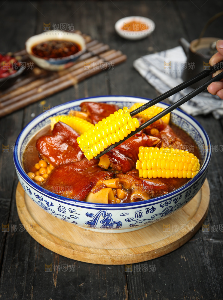 深底上的黄豆玉米猪蹄