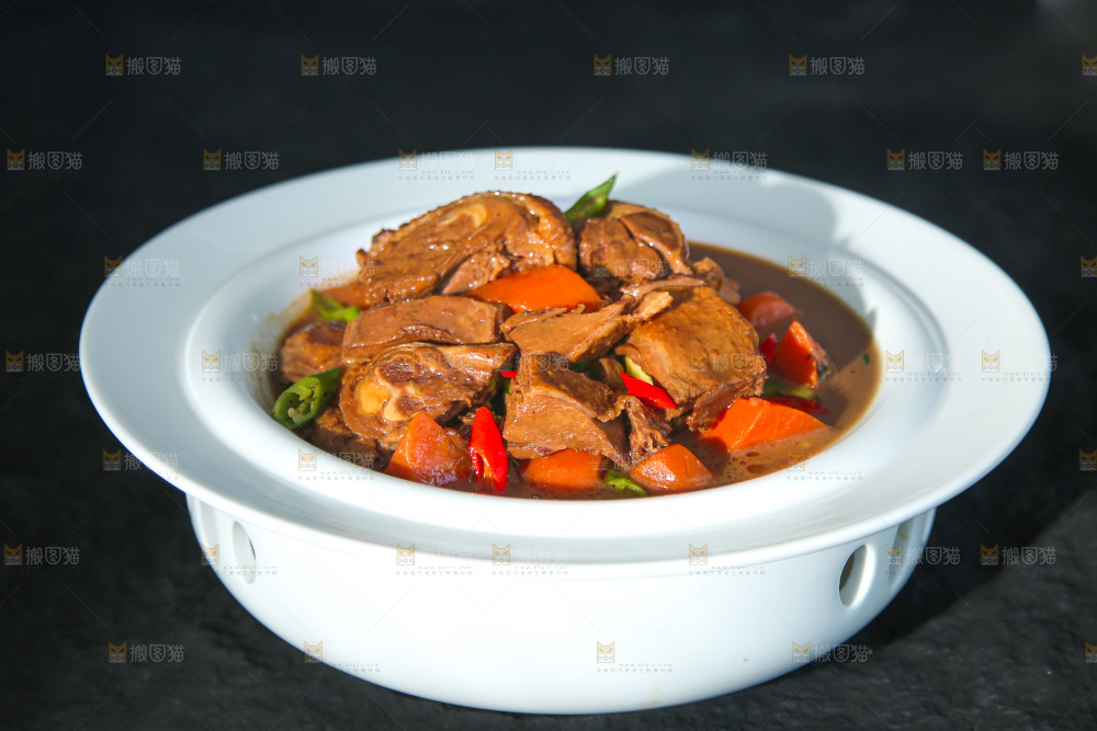 深底上的铁锅炖大鹅