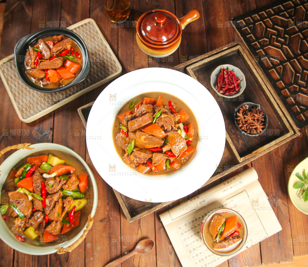 深底上的铁锅炖大鹅