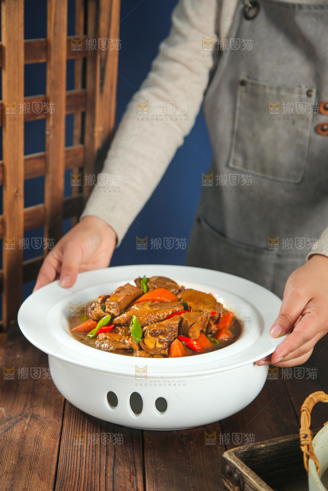 深底上的铁锅炖大鹅