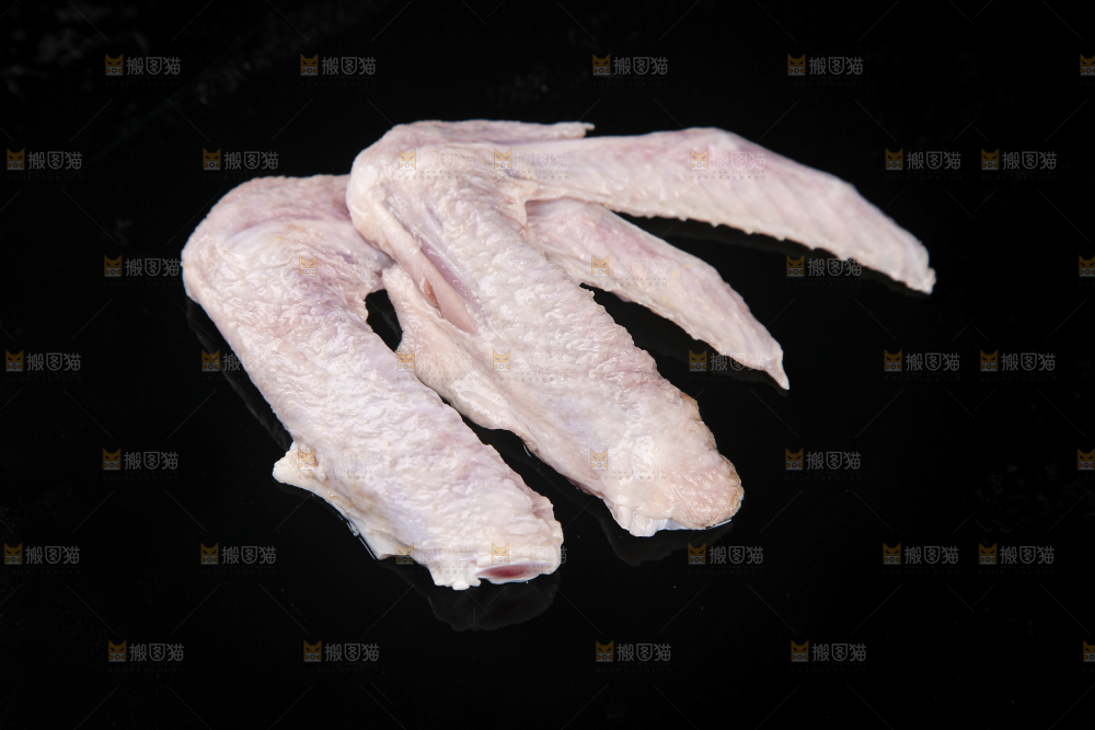 黑底上的生鸭翅