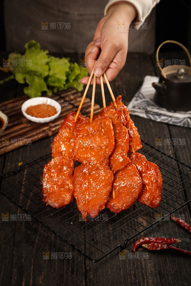 深底上的烤好的里脊肉