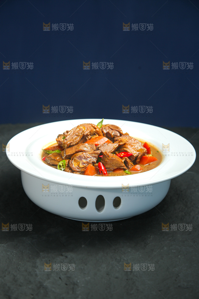 深底上的铁锅炖大鹅