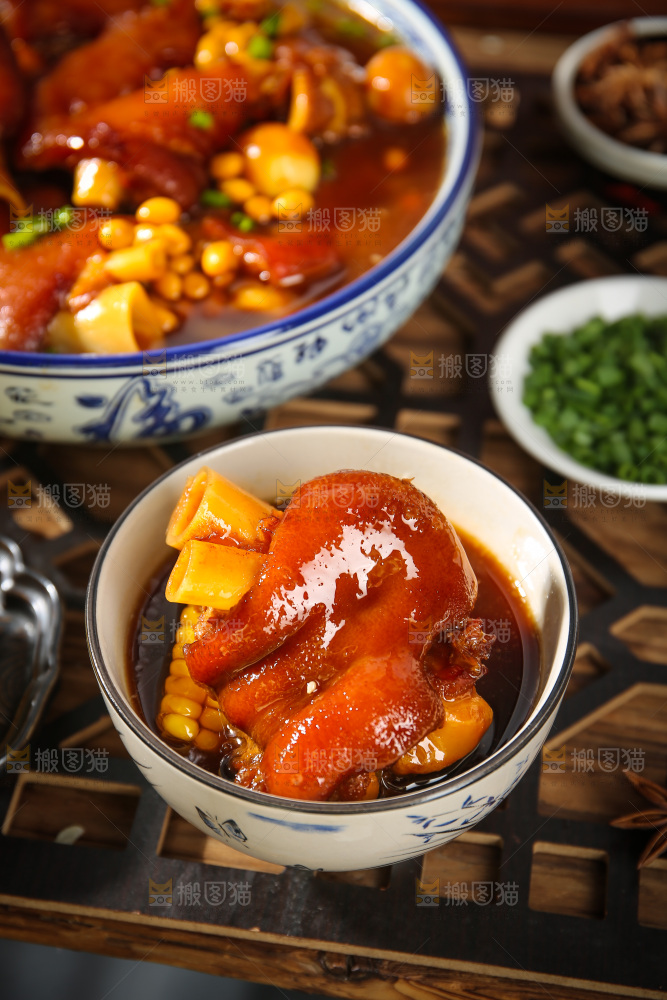 深底上的黄豆玉米猪蹄