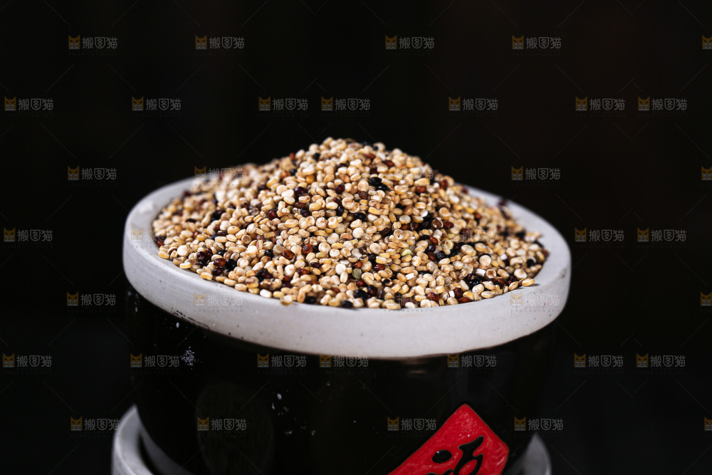深底上的三色藜麦