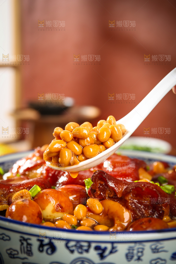 深底上的黄豆玉米猪蹄