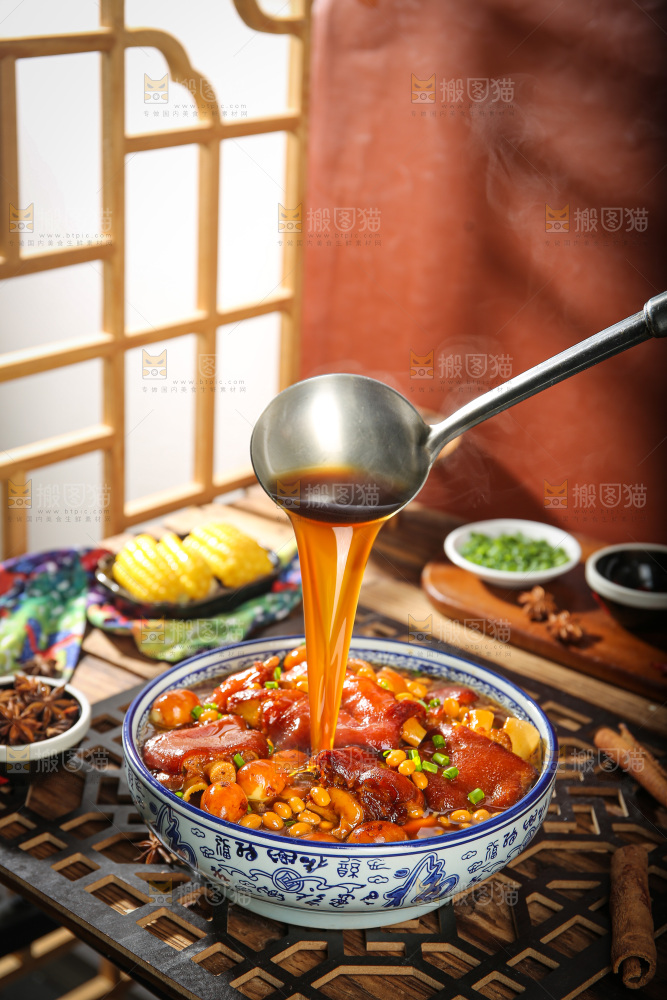深底上的黄豆玉米猪蹄