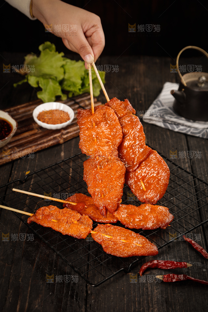 深底上的烤好的里脊肉