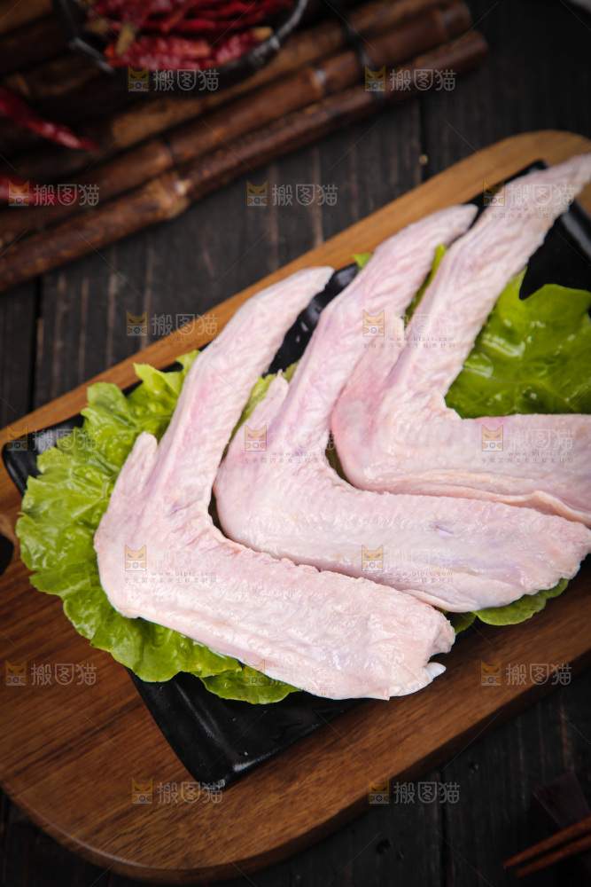 盘里装着生鸭翅