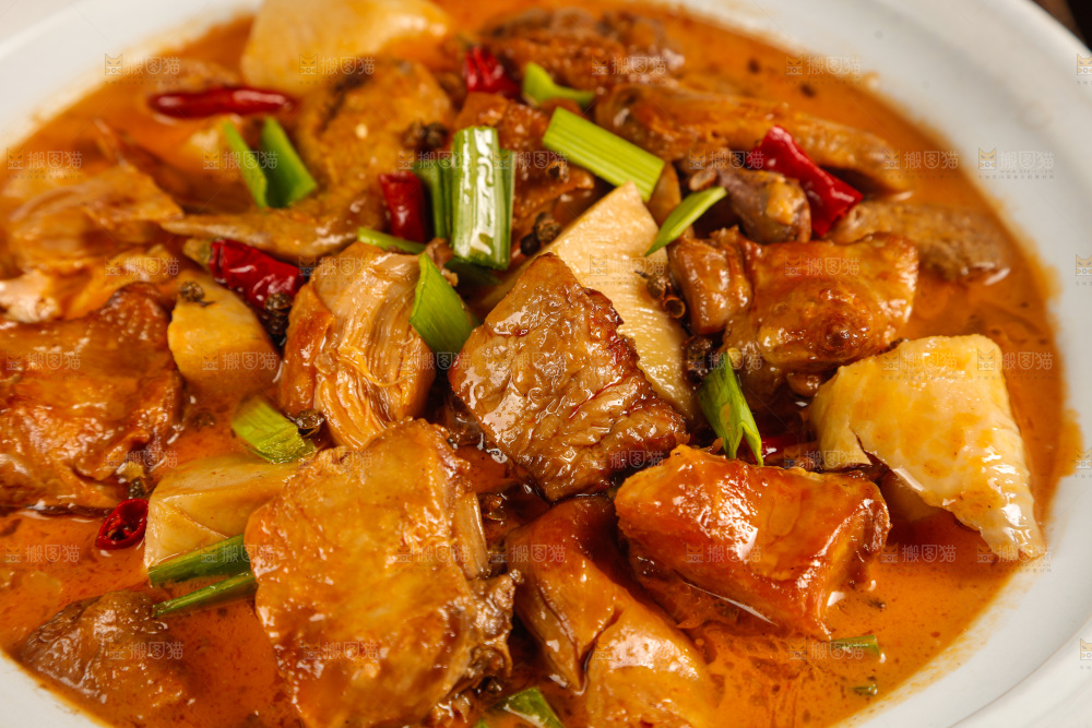 深底上的炖鹅肉