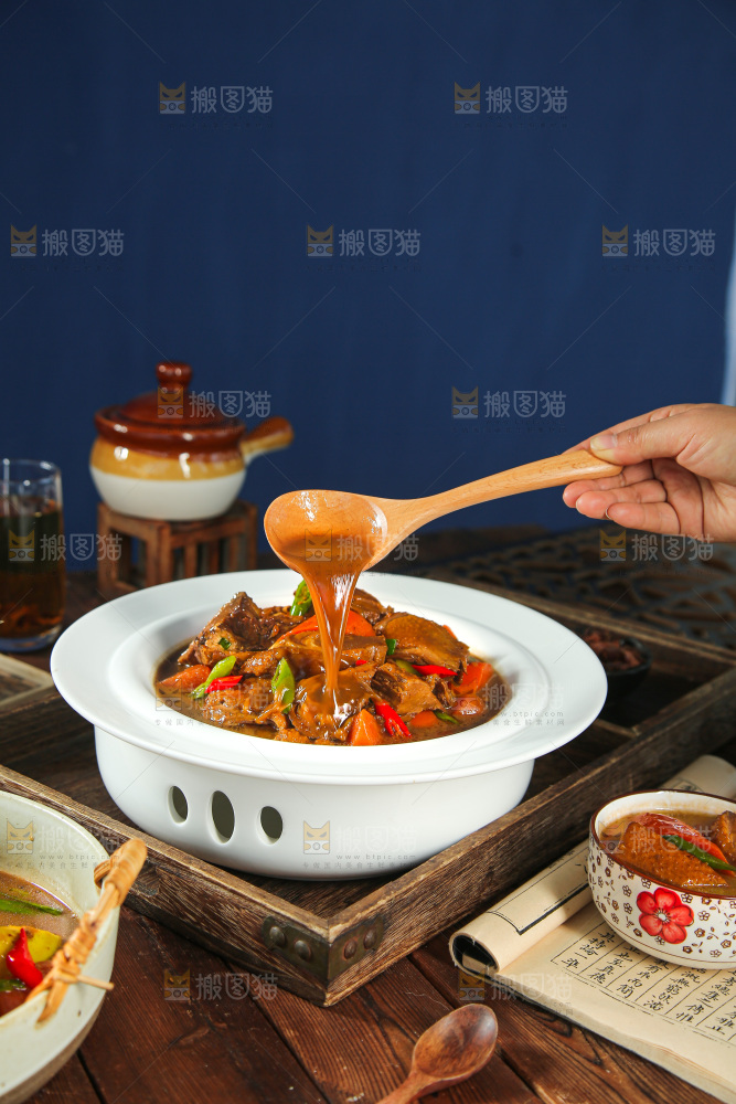 深底上的铁锅炖大鹅