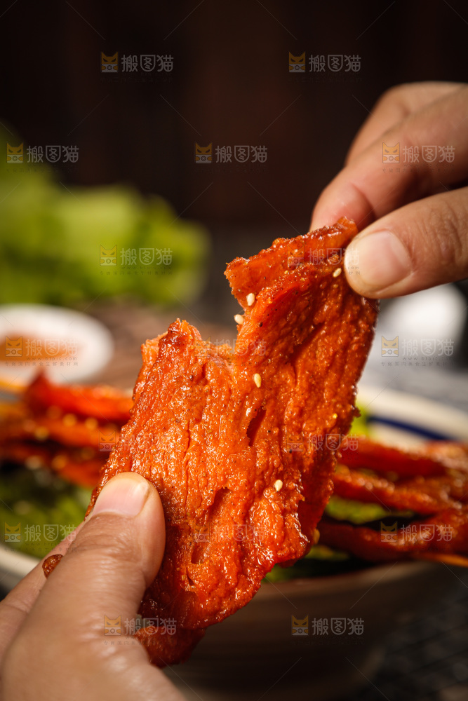 深底上的烤好的里脊肉