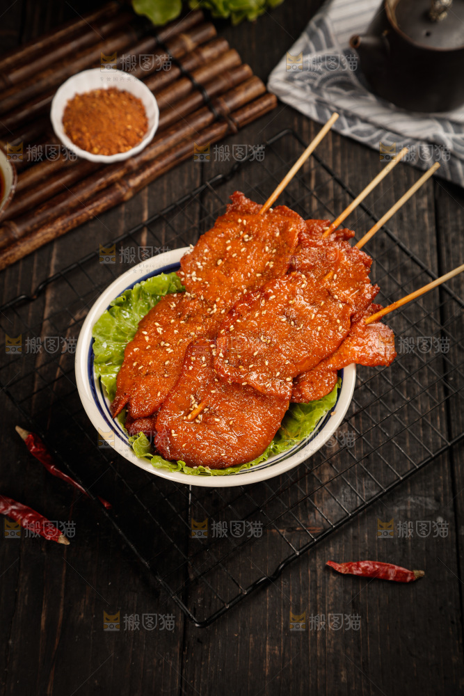 深底上的烤好的里脊肉