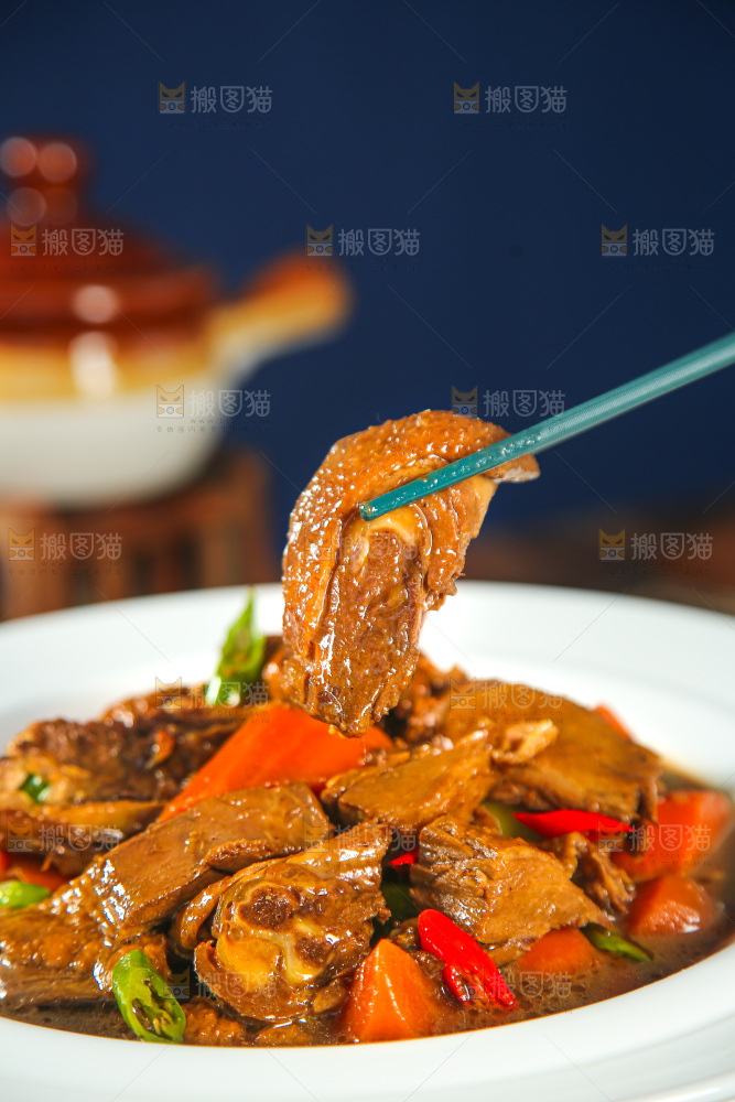 深底上的铁锅炖大鹅