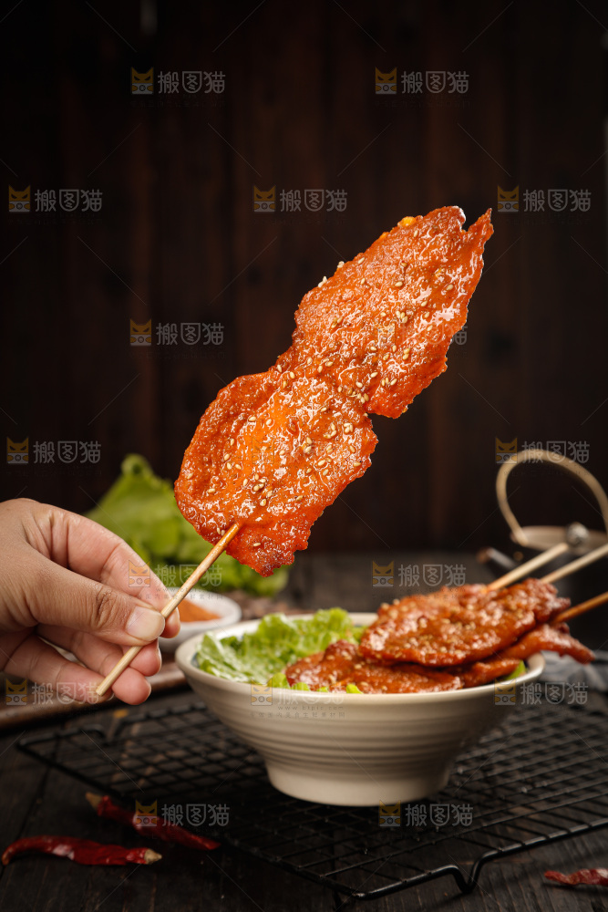 深底上的烤好的里脊肉