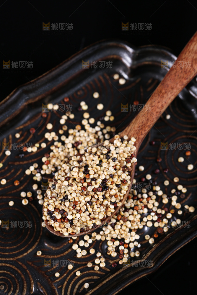 深底上的三色藜麦