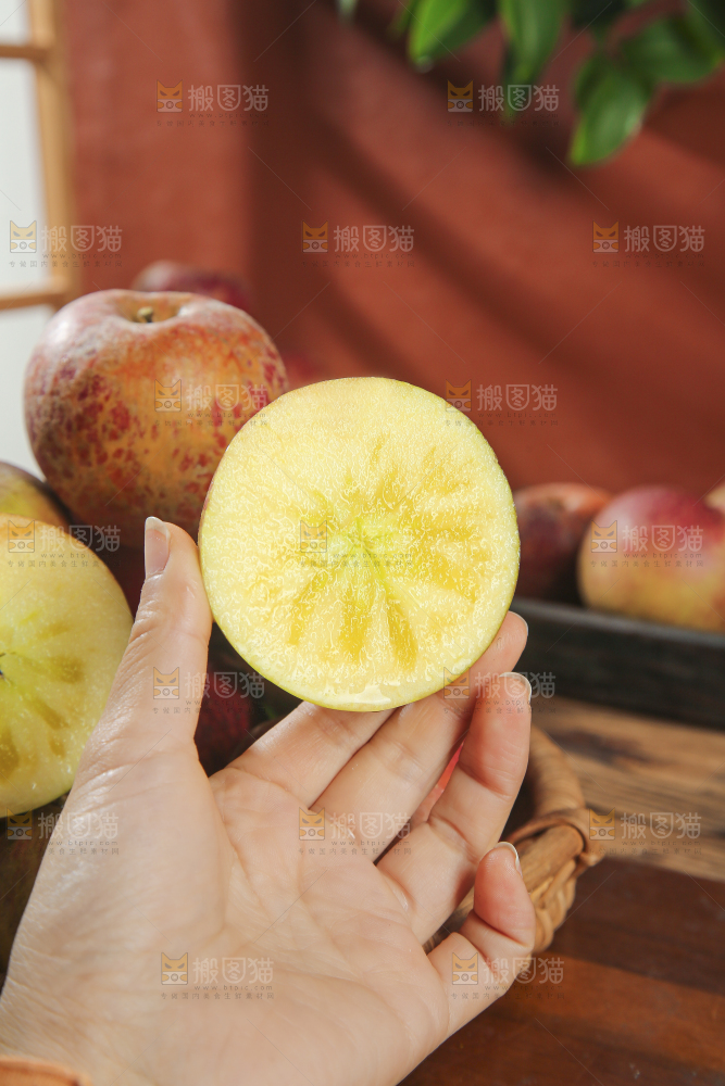 深底上的糖心苹果