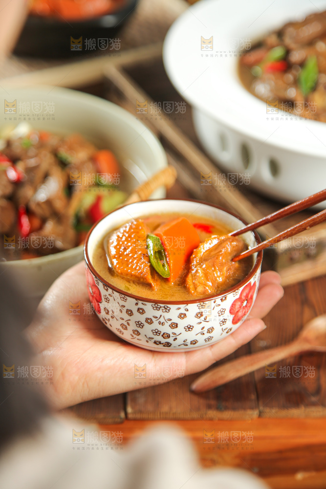 深底上的铁锅炖大鹅