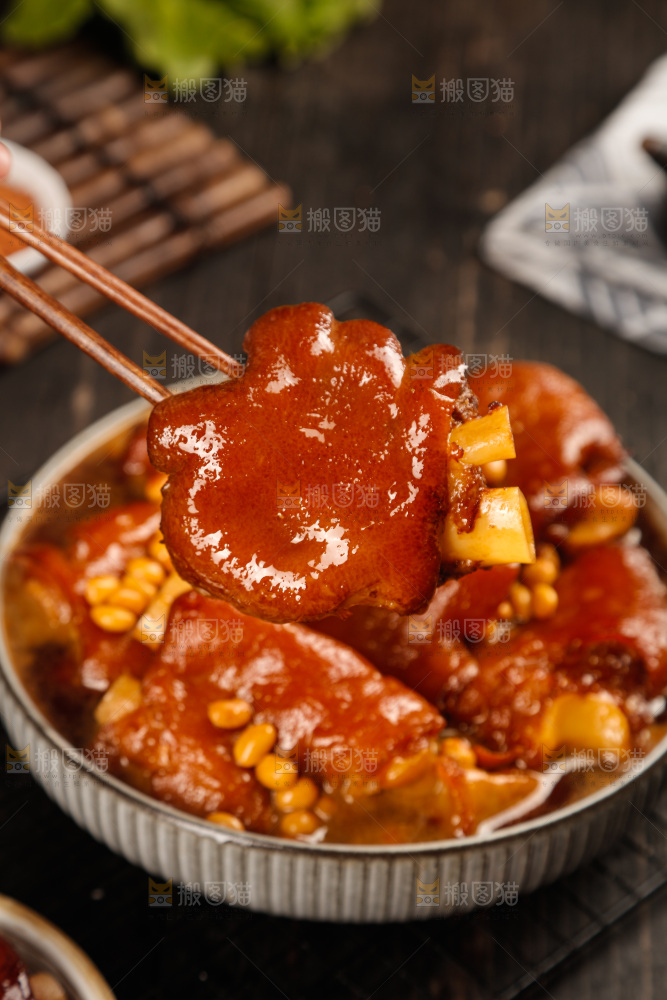 深底上的黄豆炖猪蹄